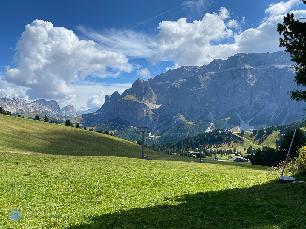 Wunderbarer Blick auf den Sellastock und das Grödnerjoch im Hintergrund