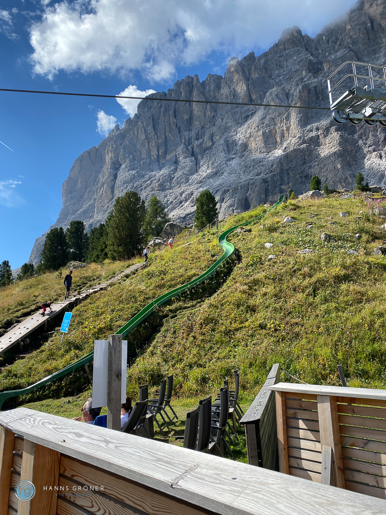 Kinderspielplatz mit langer Rutsche an der Comici Hütte mit Langkofel im Hintergrund