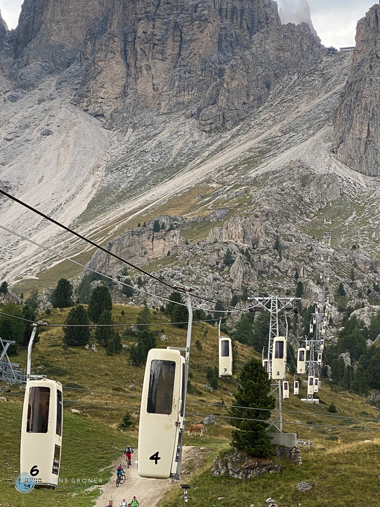 Blick von der Talstation auf Langkofelbahn und Langkofelschafte von der Talstation (Foto: Hanns Gröner)
