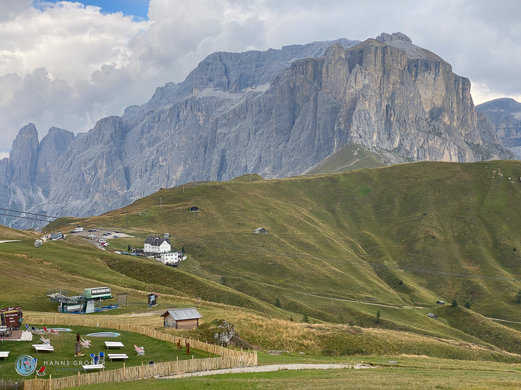 Blick auf das Rifugio Salei, Sellagruppe und Sellajoch (Foto: Hanns Gröner)