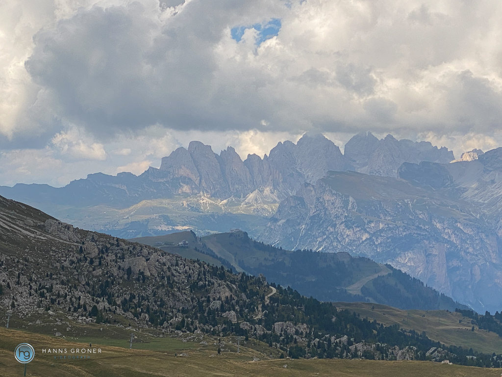 Blick auf Ciampinoi und Geislerspitzen vom Col Rodella (Foto: Hanns Gröner)