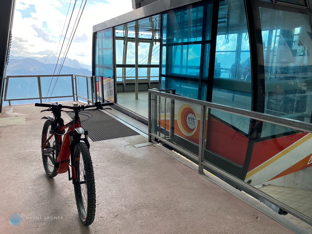 Die Seilbahnstation in Campitello (Val di Fassa) - Dolomiten 2022