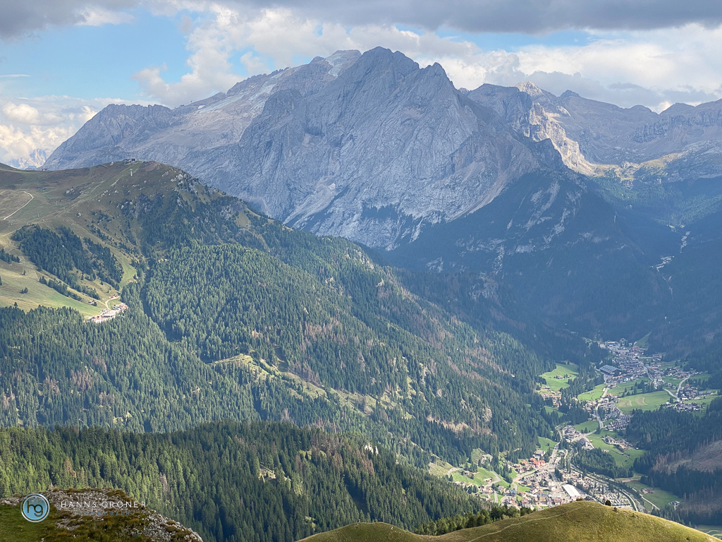 Die Seilbahnstation in Campitello (Val di Fassa) - Dolomiten 2022