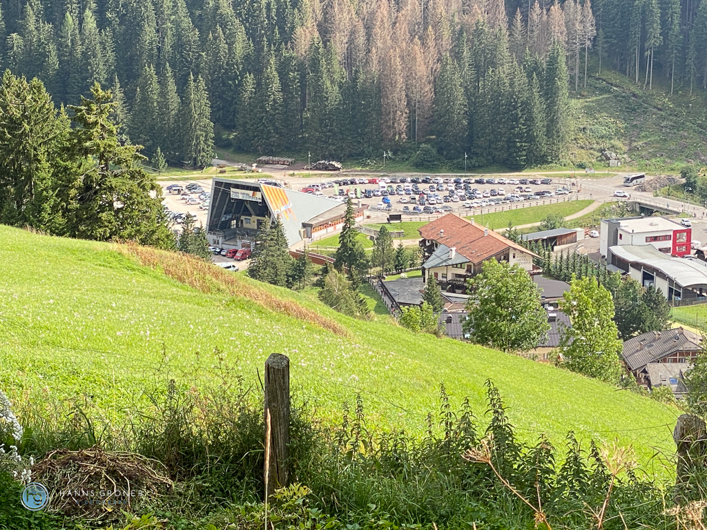 Dolomiten 2022 - am Ende des Durontals der Blick auf die Seilbahn bei Campitello (Foto: Hanns Gröner)