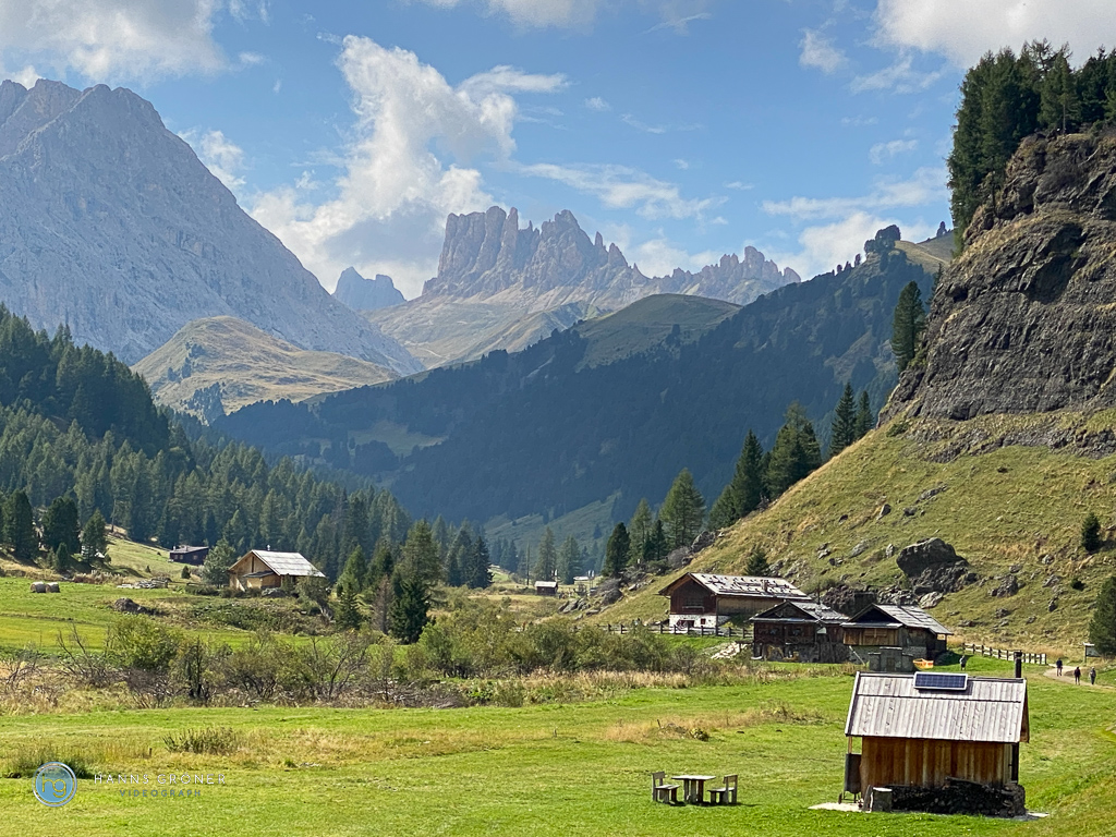Dolomiten 2022 - im Durontal mit Blick zurück Richtung Passo Duron und den Rosengarten (Foto: Hanns Gröner)