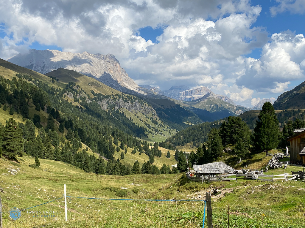 Blick vom Durontal auf den Plattkofel (links), die Sellagruppe mit Sass Pordoi und dem Pordoijoch