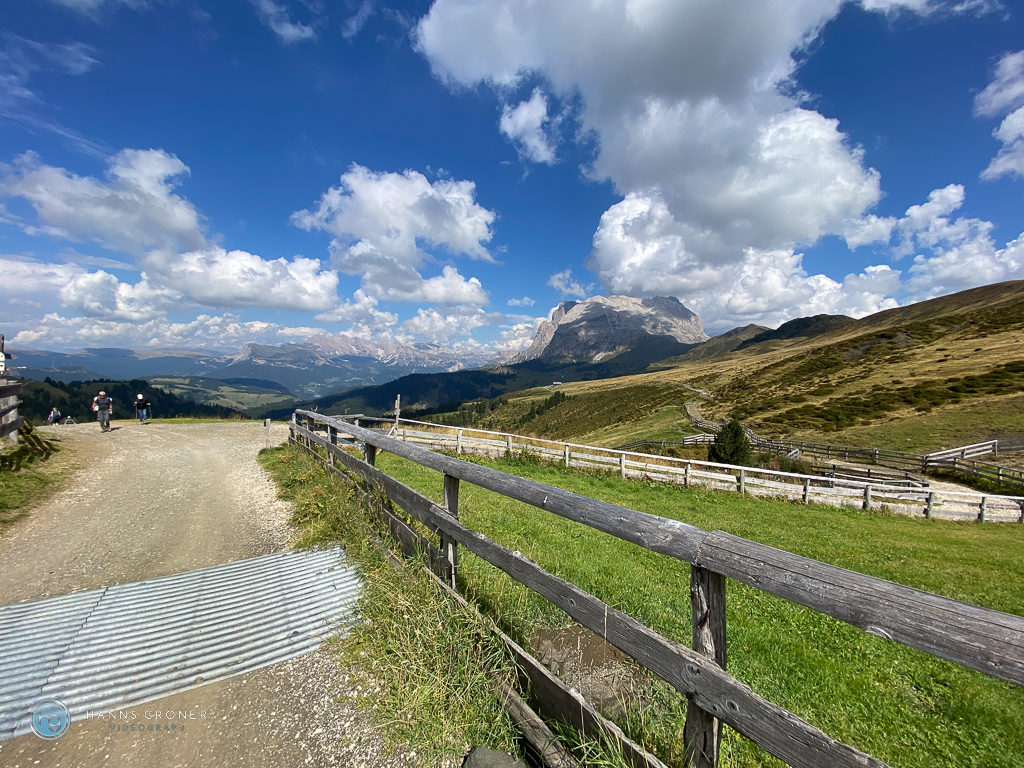 Am Sattel des Passo Duron mit einem Blick zurück in Richtung Seiser Alm und den Plattkofel (Foto: Hanns Gröner)