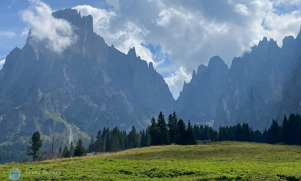 Blick auf den Langkofel von der Seiser Alm (Foto: Hanns Gröner)