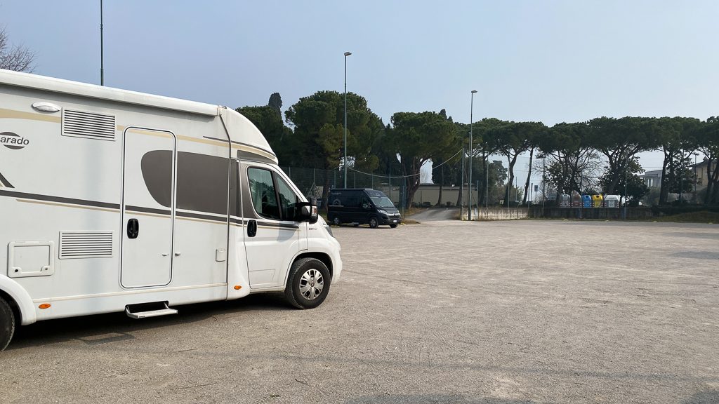 Sirmione 2023 Camper Stellplatz nahe Piazza John Lennon (Foto: Hanns Gröner)