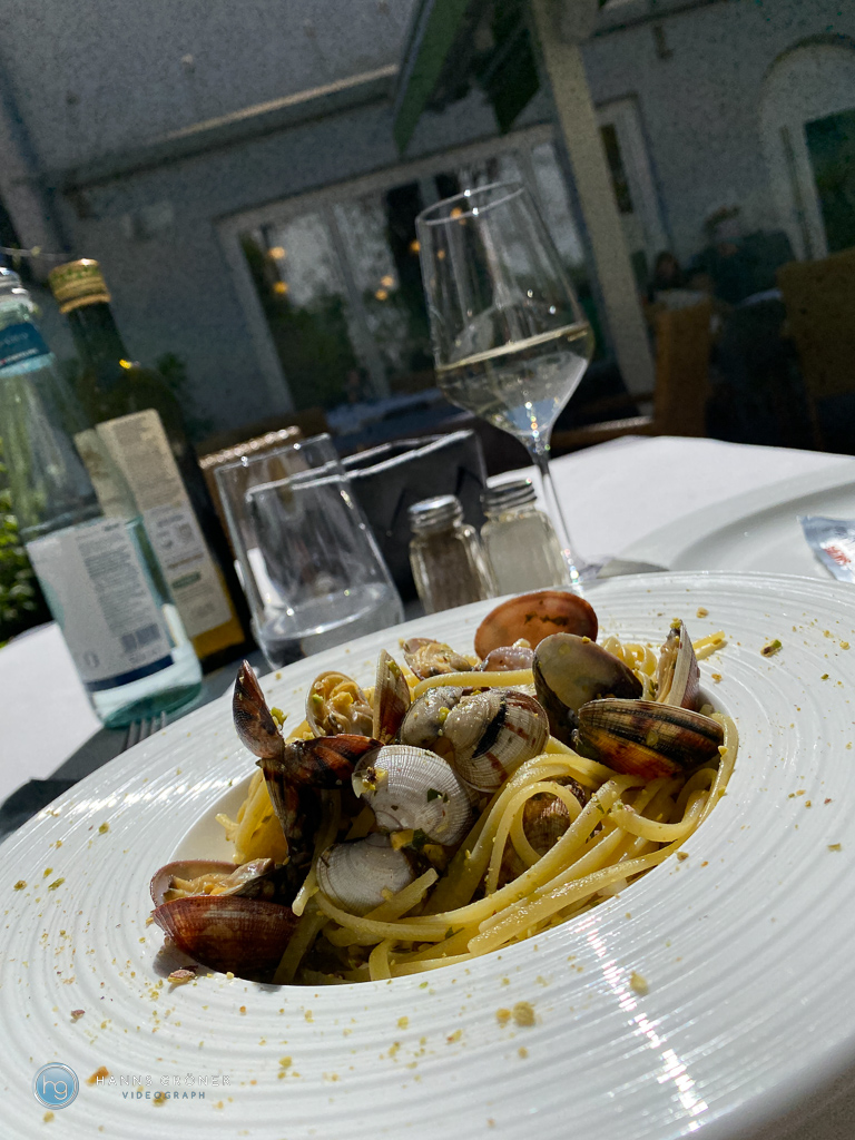 Bozen Laubengasse und Bavette Vongole mit Pistazienpesto im Restaurant "weiße Traube" im April 2023 (Foto: Hanns Gröner)