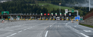 Headerbild über die Alpen. Das Bild zeigt die Mautstation zwischen Katschberg- und Tauerntunnel bei St. Michael an der Tauernautobahn in südlicher Richtung (Foto: Hanns Gröner)