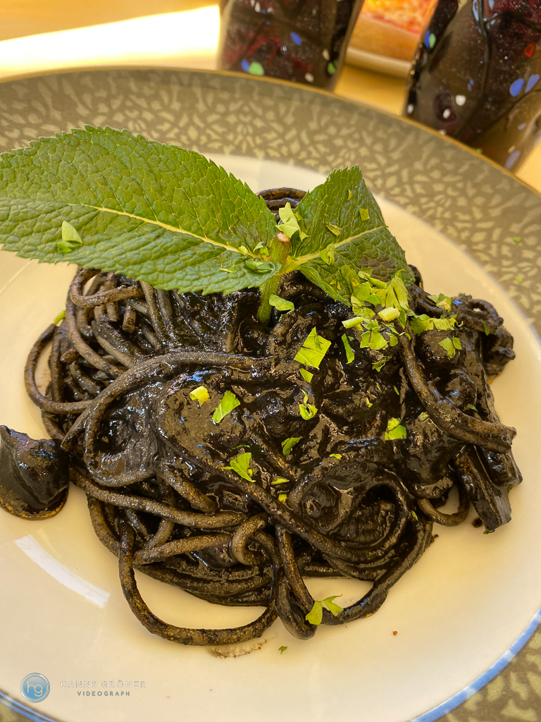 Spaghetti al nero di seppia im Ristorante "dallo Zio" Venedig im Mail 2023 (Foto: Hanns Gröner)
