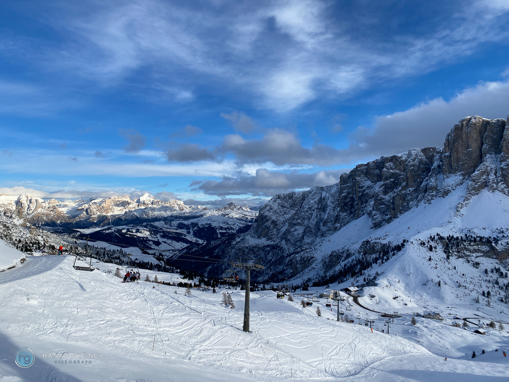 Blick vom Dantercepies Richtung Corvara und auf das Grödnerjoch im Winter 2023 (Foto: Hanns Gröner)