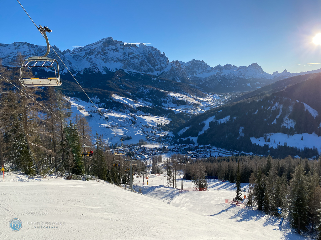 Sessellift Gardenaccia in La Villa mit Blick Richtung Fanes-Sennesgruppe, Tofanen und Lagazuoi
