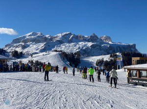 Skifahren in den Dolomiten im Dezember 2023 - Alta Badia am Piz Sorega mit Blick auf die Sella Gruppe (Foto: Hanns Gröner)