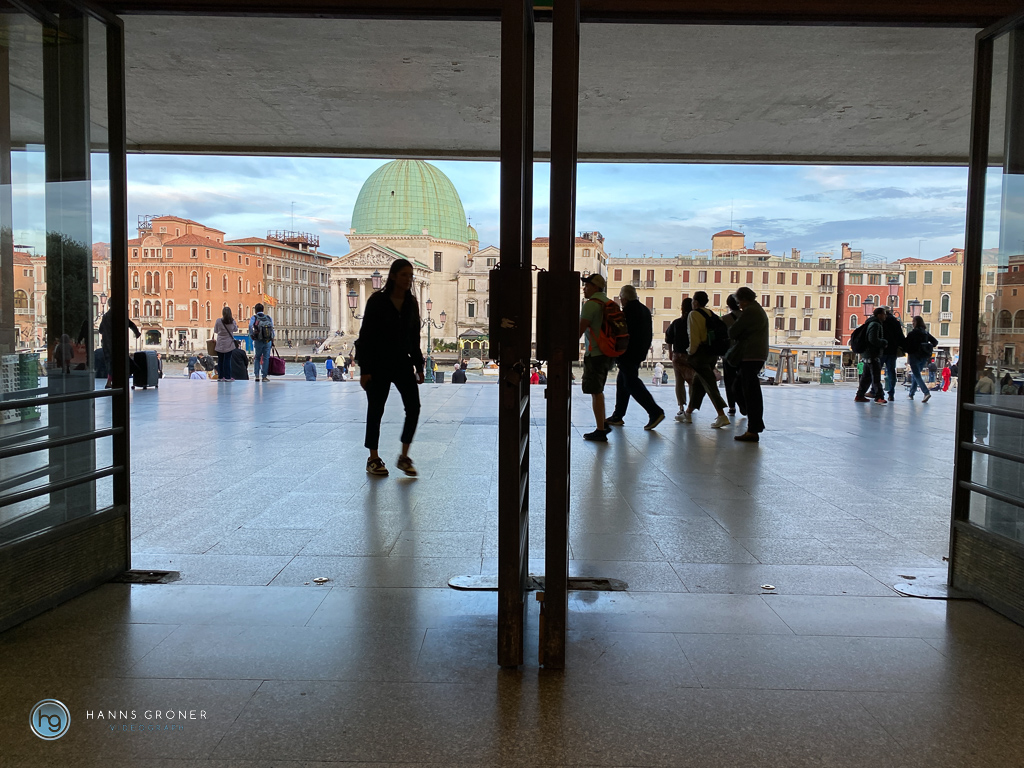 Bahnhofsvorplatz in Venedig mit Kirche im Hintergrund (Foto: Hanns Gröner)