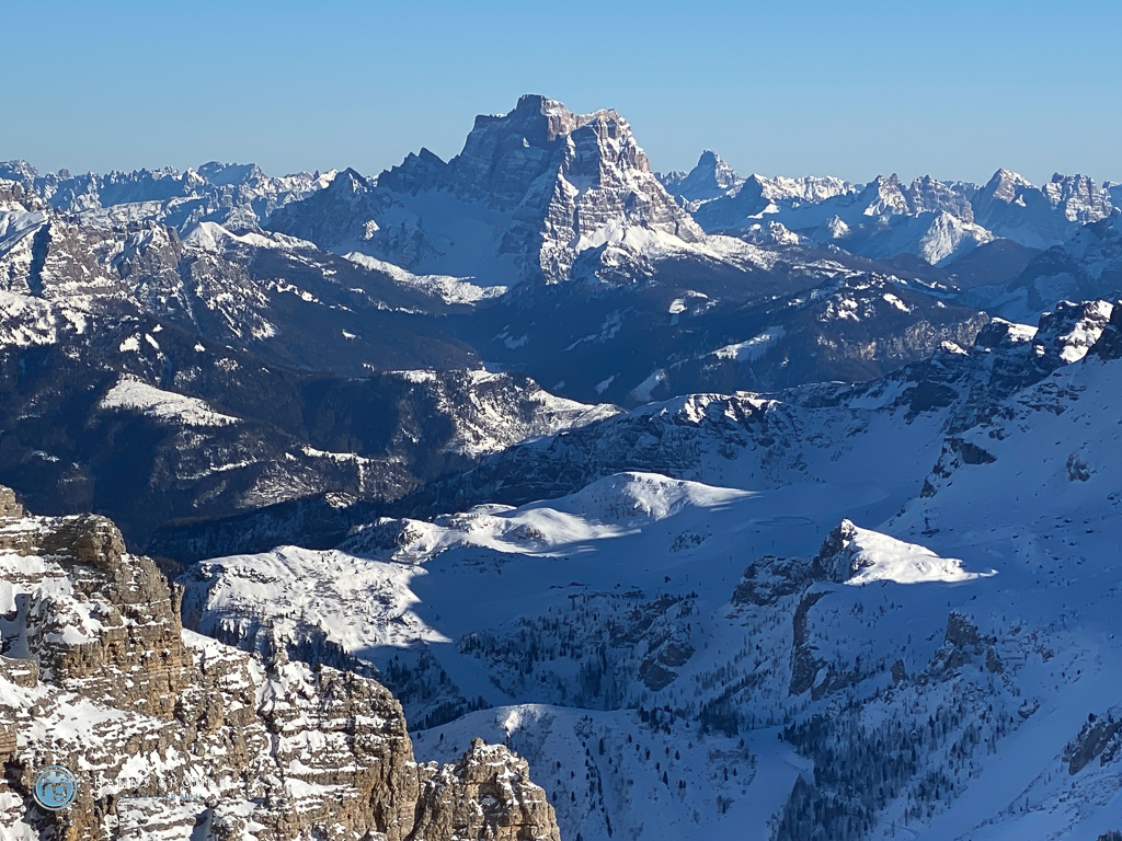 Dolomiten im Januar 2024 - Blick vom Sass Pordoi auf den Monte Pelmo (Foto: Hanns Gröner)